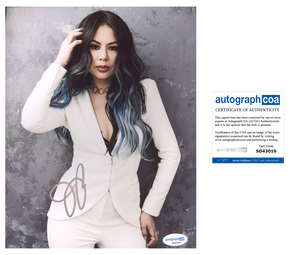 Janel Parrish Sexy Signed Autograph 8x10 Photo ACOA– Outlaw