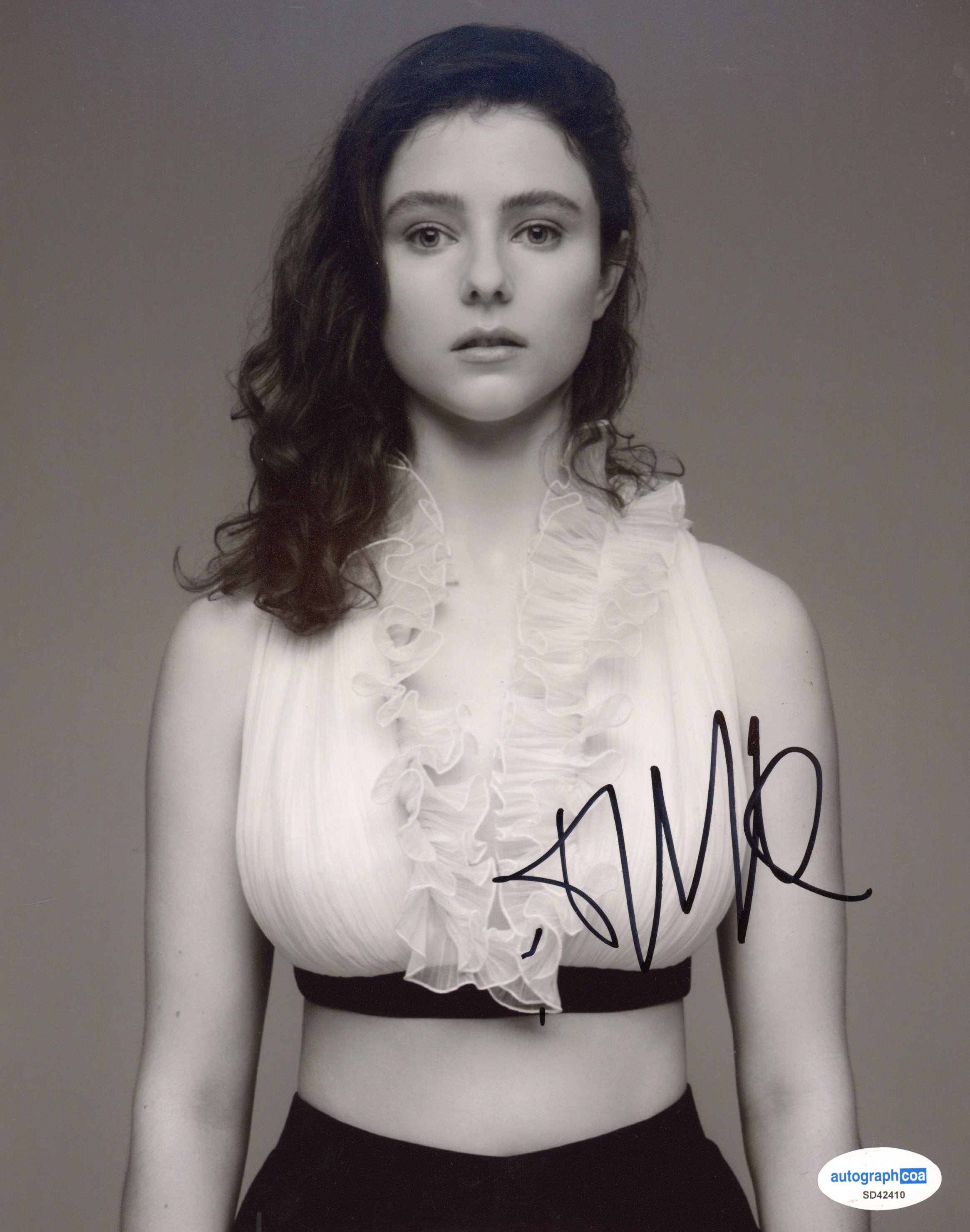 Thomasin McKenzie Sexy Signed Autograph 8x10 Photo ACOA | Outlaw
