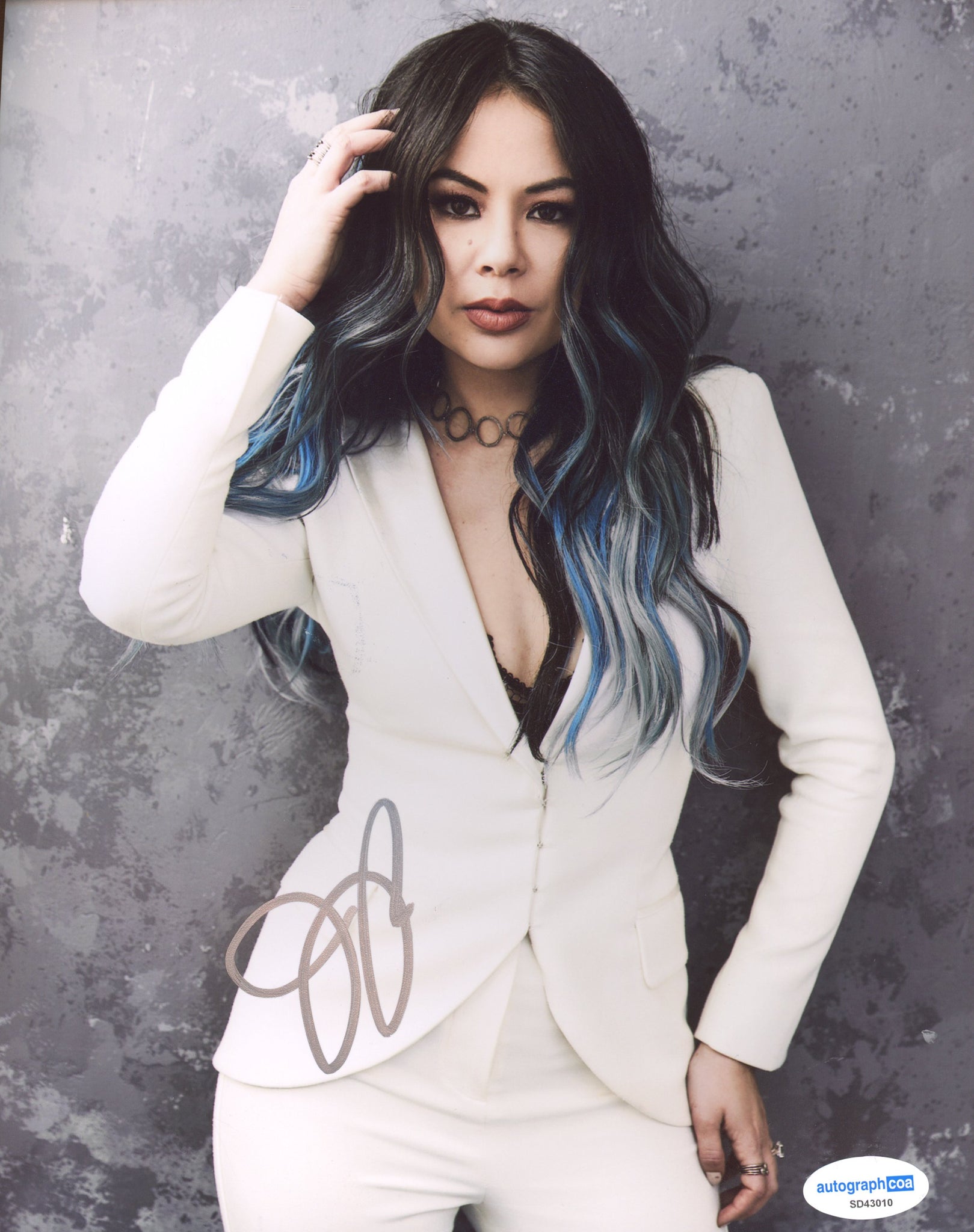 Janel Parrish Sexy Signed Autograph 8x10 Photo ACOA– Outlaw