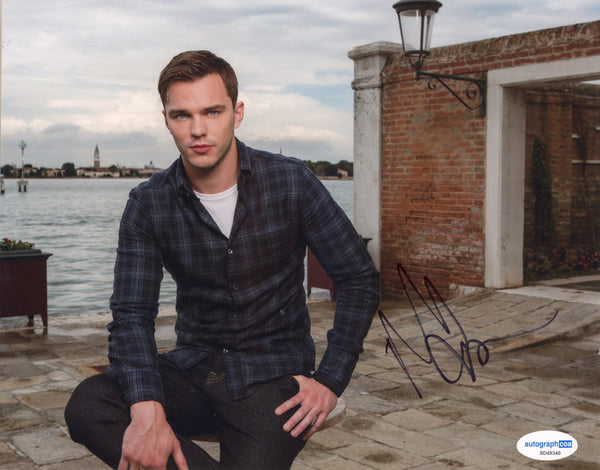 Nicholas Hoult Signed Autograph 8x10 Photo ACOA