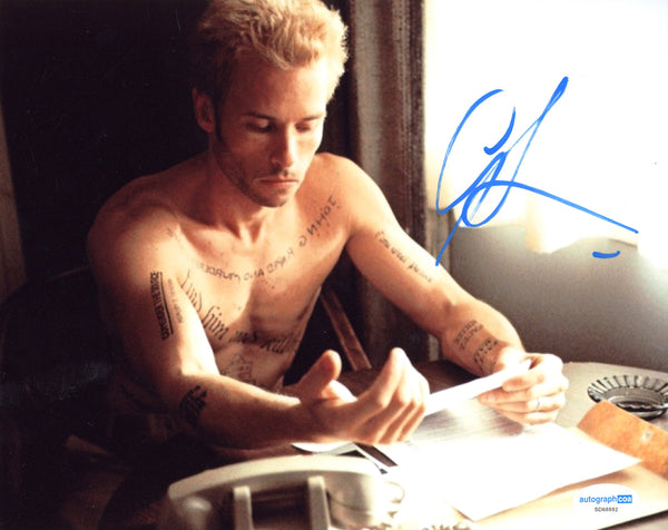 Guy Pearce Memento Signed Autograph 8x10 Photo ACOA