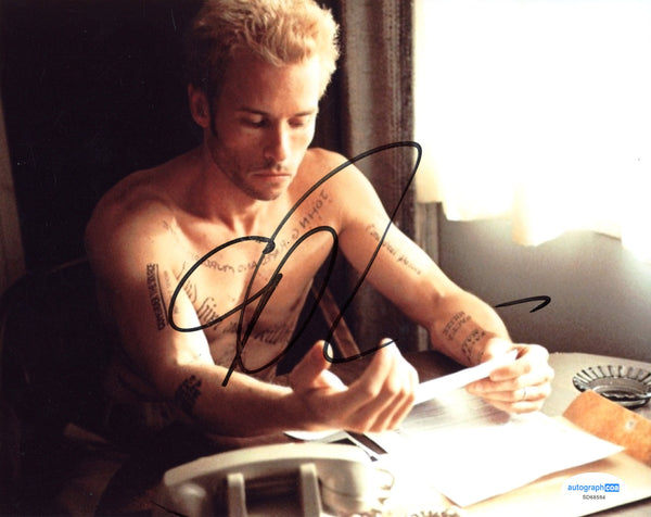 Guy Pearce Memento Signed Autograph 8x10 Photo ACOA - Outlaw Hobbies Authentic Autographs