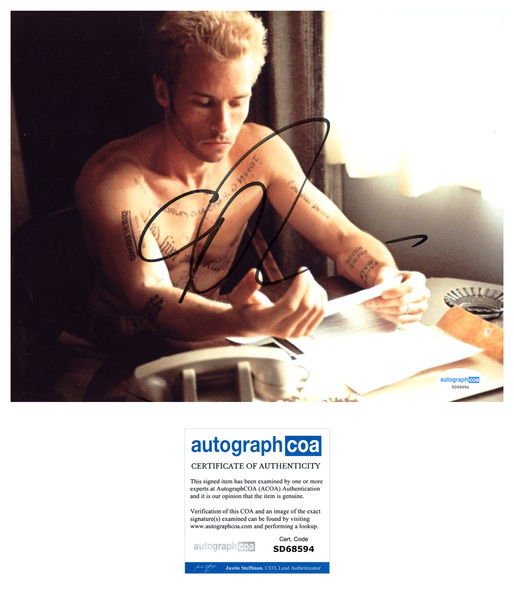 Guy Pearce Memento Signed Autograph 8x10 Photo ACOA - Outlaw Hobbies Authentic Autographs