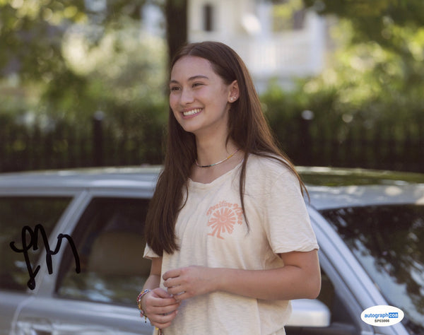 Lola Tung The Summer I Turned Pretty Signed Autograph 8x10 Photo ACOA