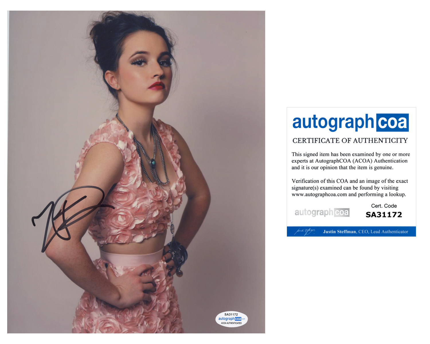 直筆サイン入り写真 ケイトリン・ディーヴァー 俳優/フレーム別/SA鑑定済 Kaitlyn Dever Sexy Signed Autograph 8x10 Photo ACOA #2 | Outlaw