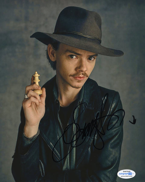 Thomas Brodie Sangster Queen's Gambit Signed Autograph 8x10 Photo ACOA