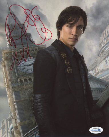 Robert Sheehan Mortal Engines Signed Autograph 8x10 Photo ACOA
