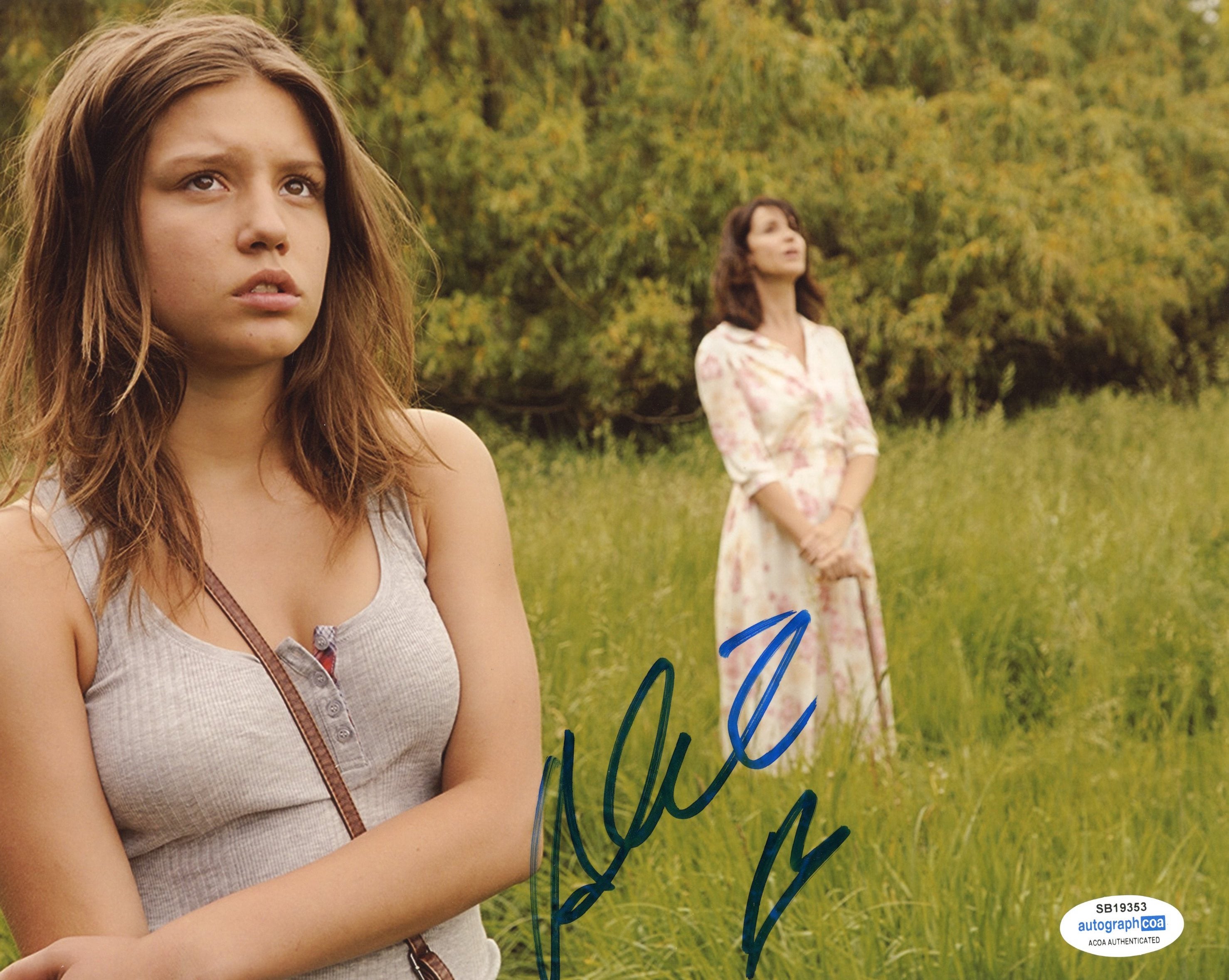 Adele Exarchopoulos Sexy Autographed Signed 8x10 Photo ACOA 2020-3