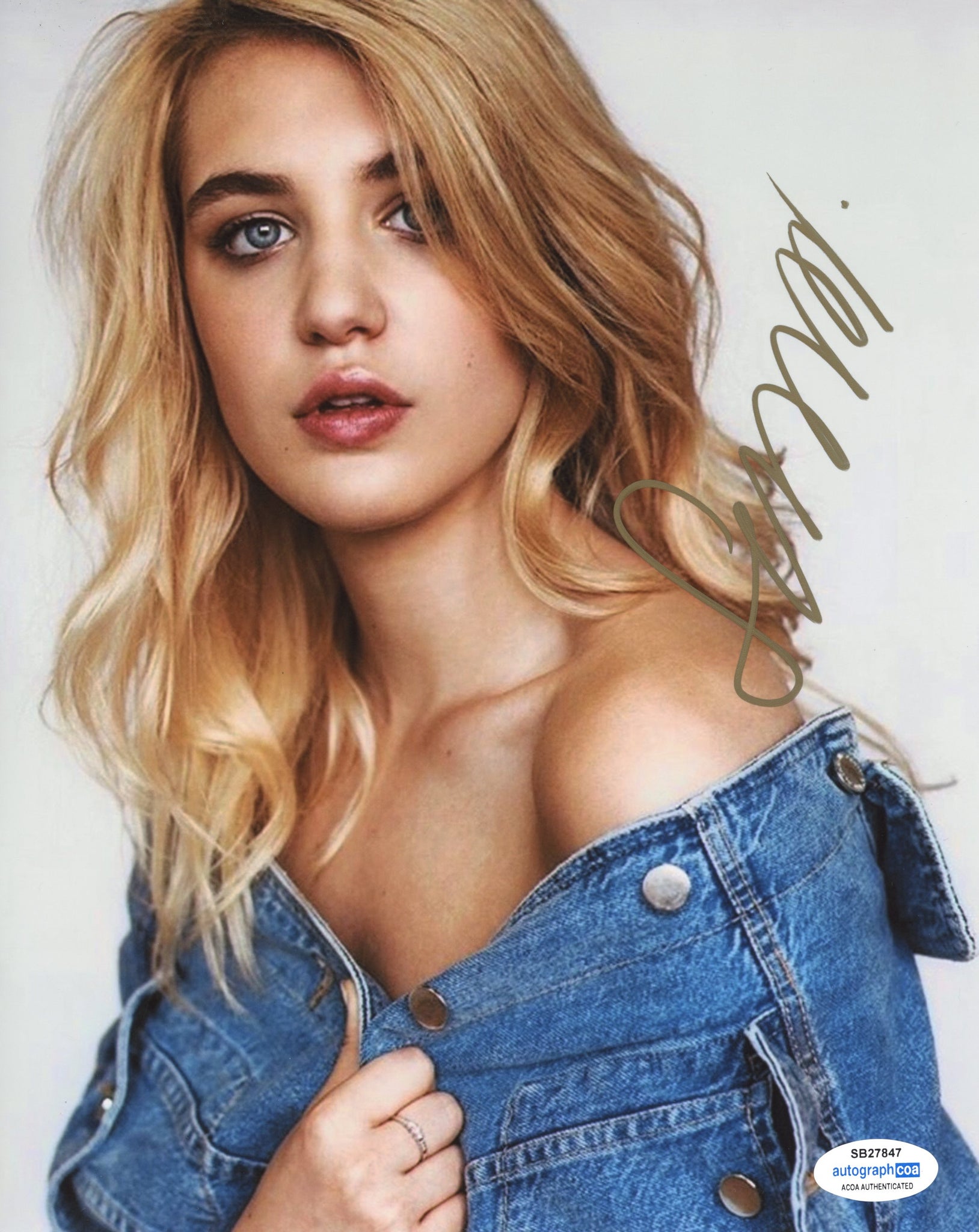 Sophie Nelisse Sexy Yellowjackets Signed Autograph 8x10 Photo ACOA