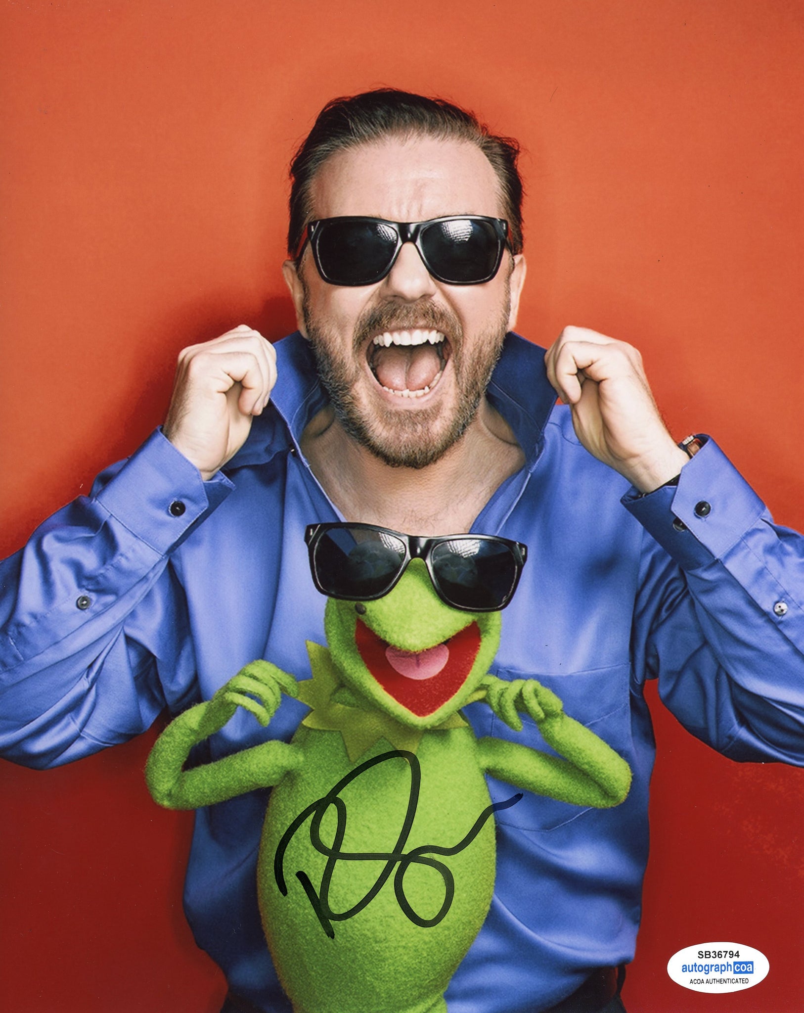 Ricky Gervais Muppets Signed Autograph 8x10 Photo ACOA