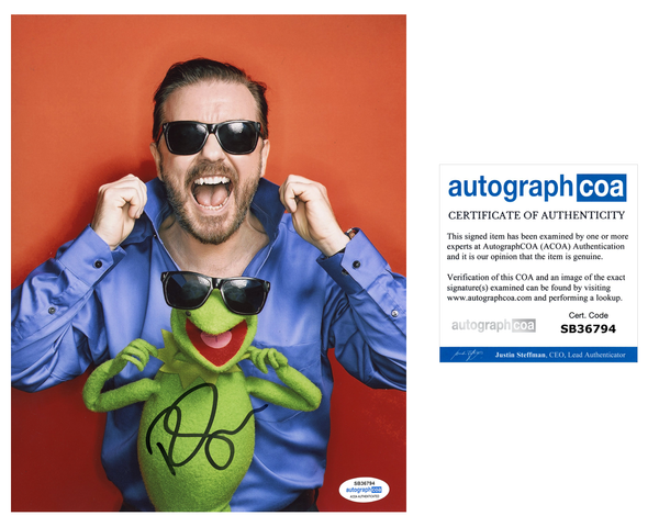 Ricky Gervais Muppets Signed Autograph 8x10 Photo ACOA