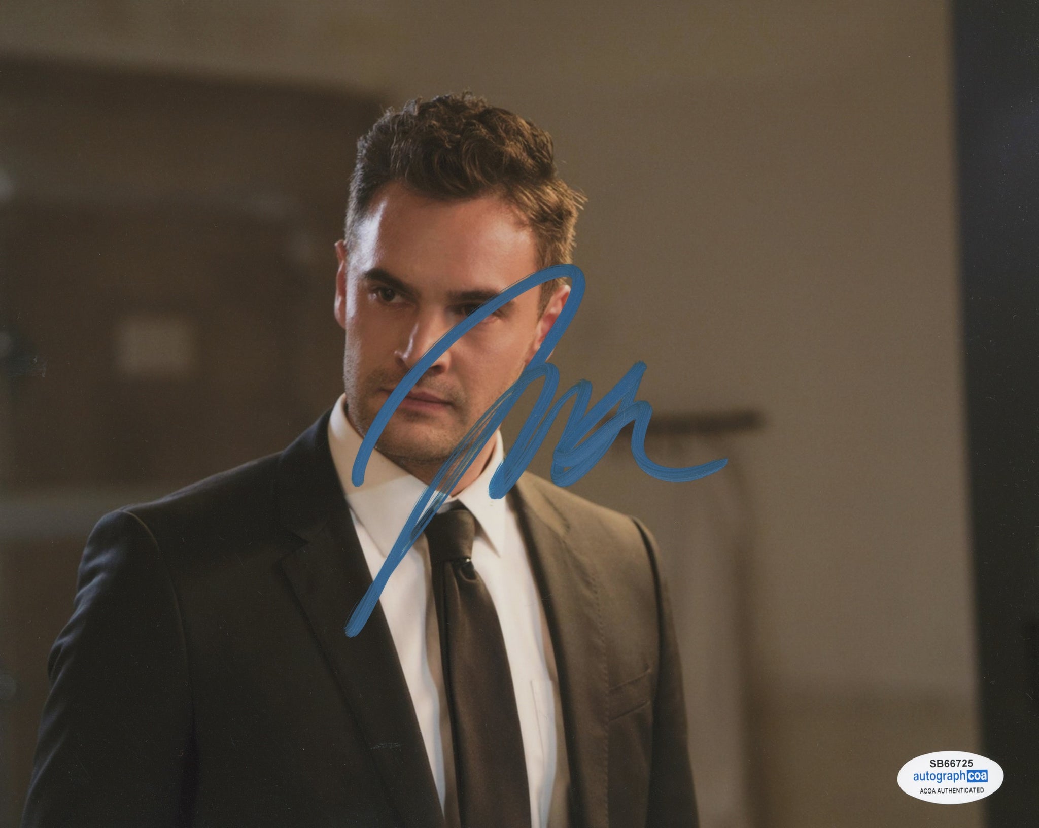 Tom Bateman Behind Her Eyes Signed Autograph 8x10 Photo ACOA