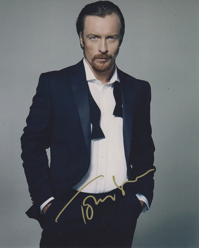 Toby Stephens Lost in Space Signed Autograph 8x10 Photo COA #9 - Outlaw Hobbies Authentic Autographs