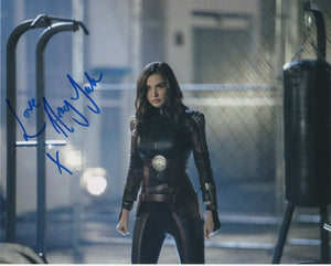 Amy Jackson Supergirl Signed Autograph 8x10 Photo #6 - Outlaw Hobbies Authentic Autographs